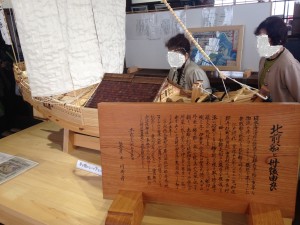 川崎さん作の北前船の模型。食事を作る釜など詳細に作られていました。