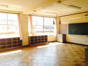 上宮津小学校の教室。