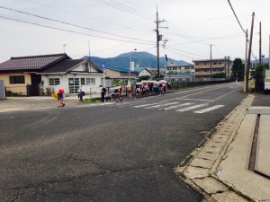 栗田中学校グランド前の通学路。縁石や水たまり、標識の場所等について市の担当者へしっかりお伝えしました。